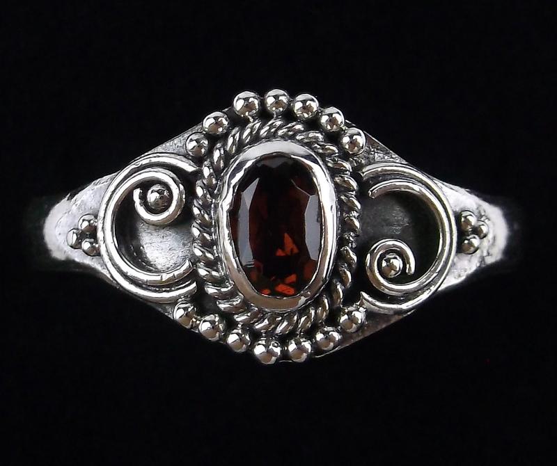 New Sterling Silver Garnet Ring Size 10 (1 of 2)