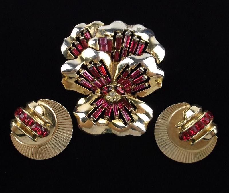 Gorgeous Vintage 1950s Crown Trifari Brooch Earrings (1 of 4)