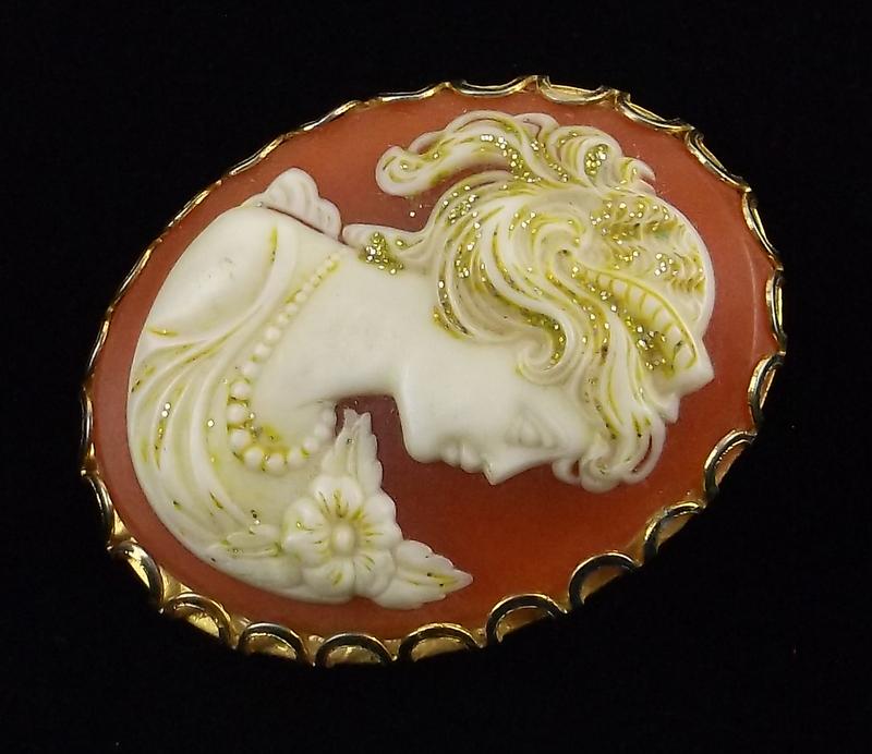 Gorgeous Vintage 1950s Cameo Brooch (1 of 3)