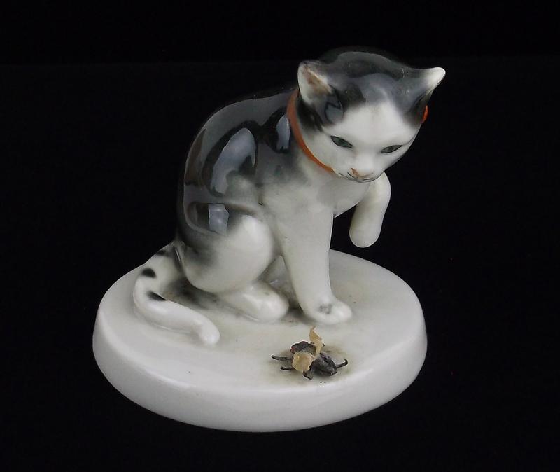 Mint Vintage Goebel Porcelain Cat w Fly CK311 RARE: Mint Condition, In Like New Condition, Perfect