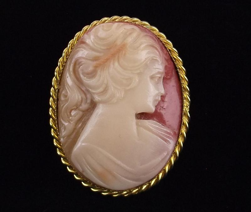 Mint Vintage 1960s Cameo Brooch (1 of 3)