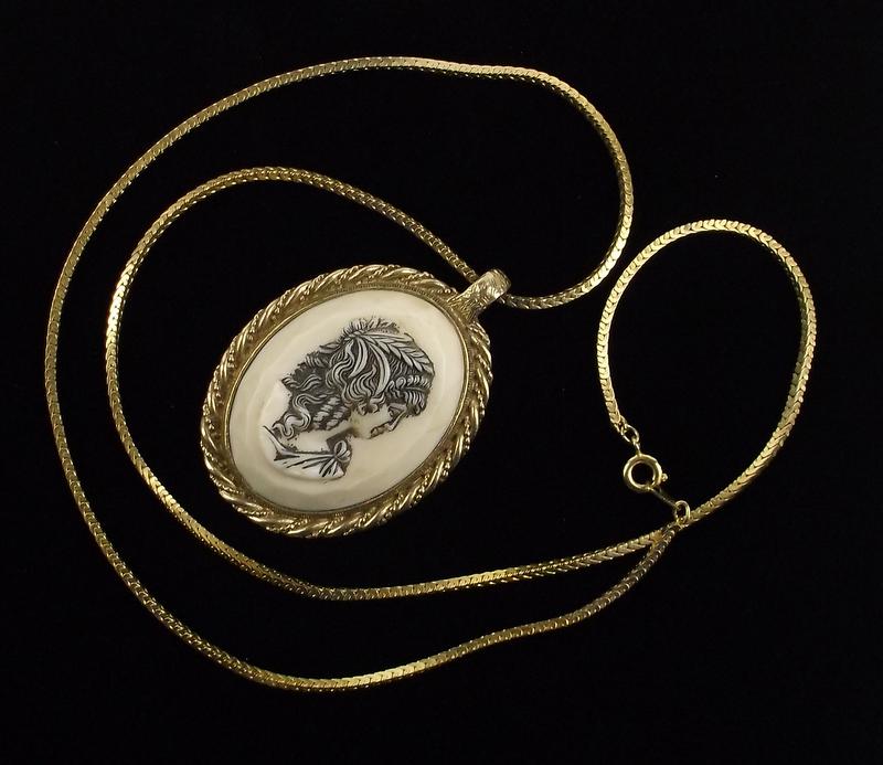 Stunning Vintage 1960s Cameo Necklace 24": excellent condition