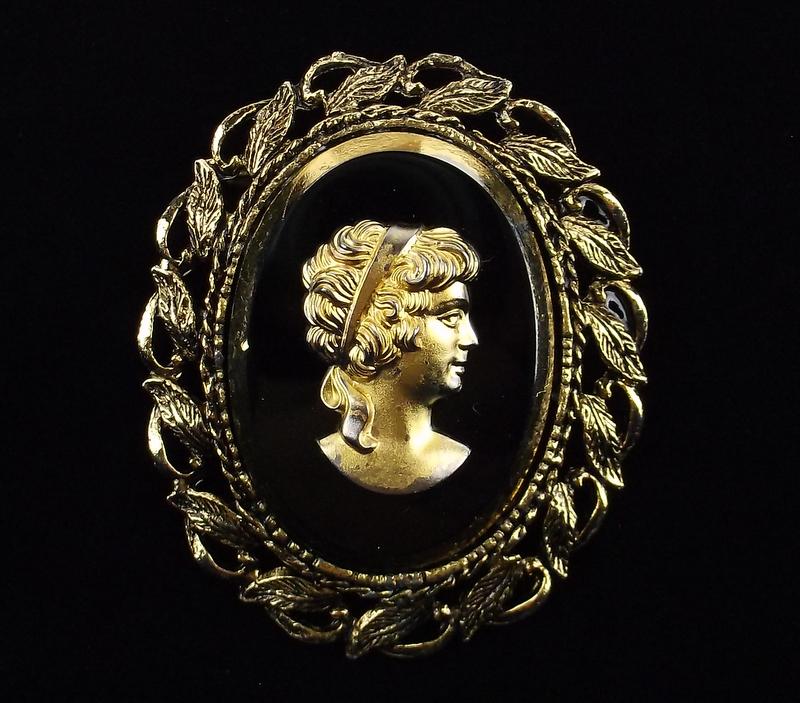 Mint Vintage 1950s Cameo Brooch (1 of 3)