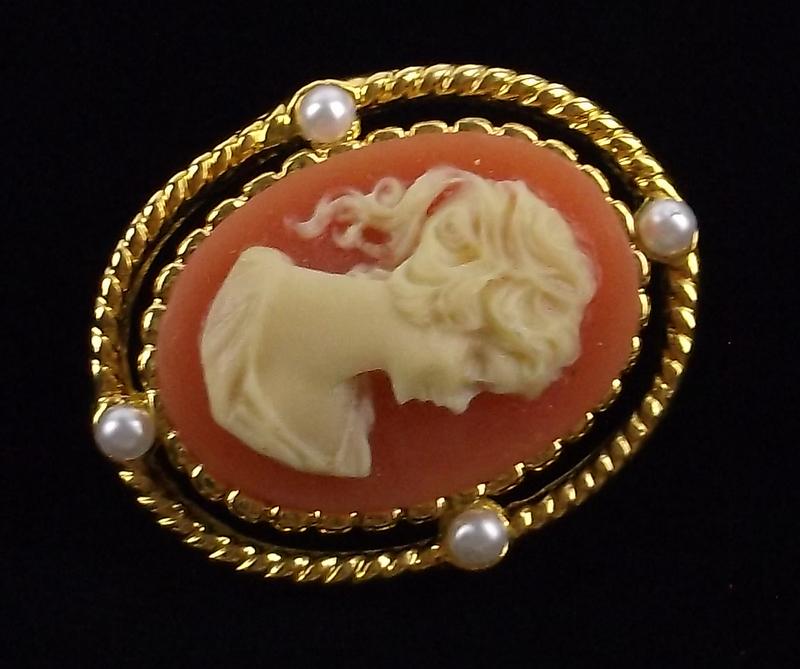 Mint Vintage Cameo Brooch (1 of 3)