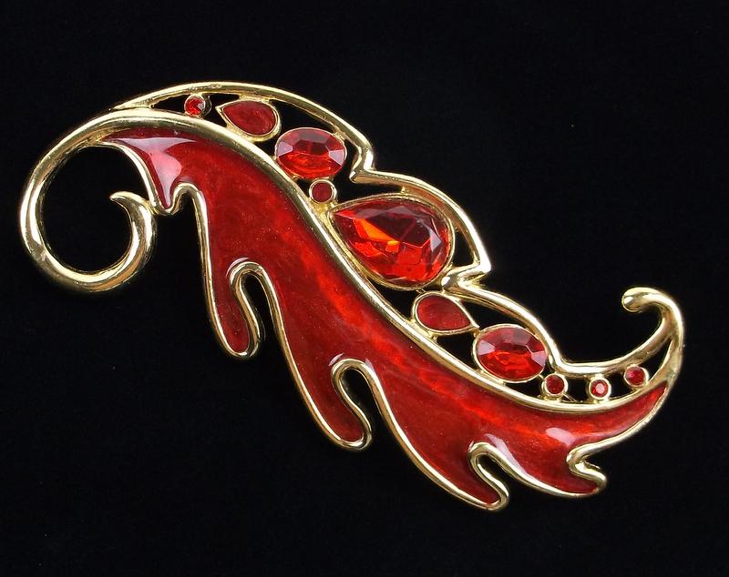 Mint Vintage Trifari Royal Renaissance Red Brooch (1 of 3)