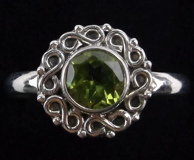 New Bali Sterling Silver Peridot Ring Size 9 (1 of 2)
