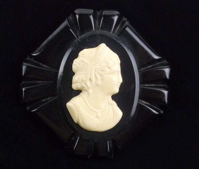 Big Mint Vintage 1940s Bakelite Cameo Brooch (1 of 3)