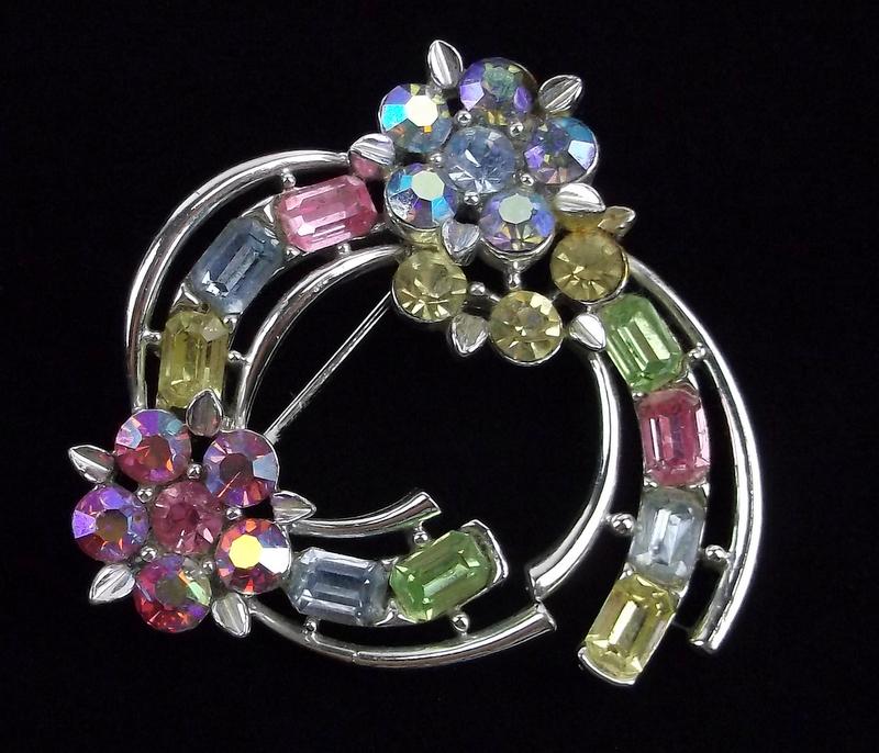 New Vintage 1950s Lisner Dazzling Rhinestone Brooch (1 of 3)