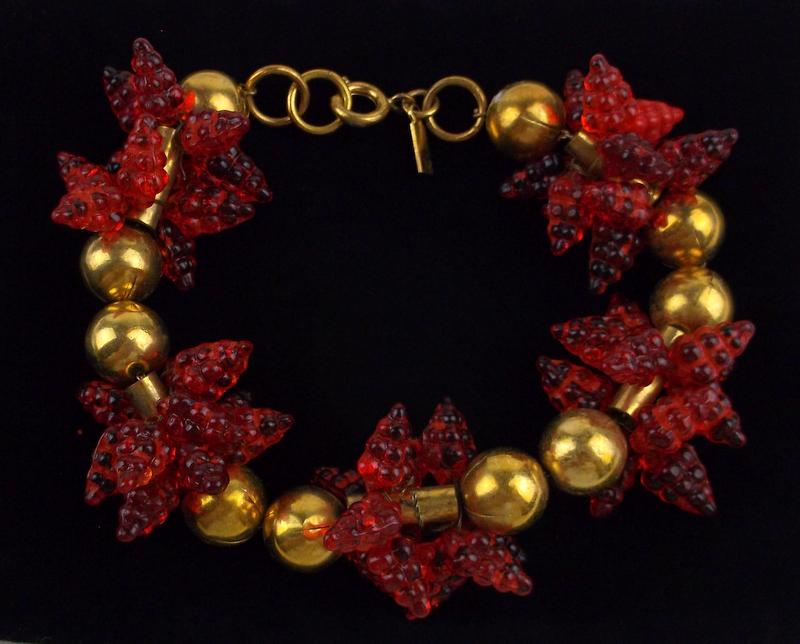 Stunning Vint 1950s Monet Lucite Grape Bracelet 9": excellent condition