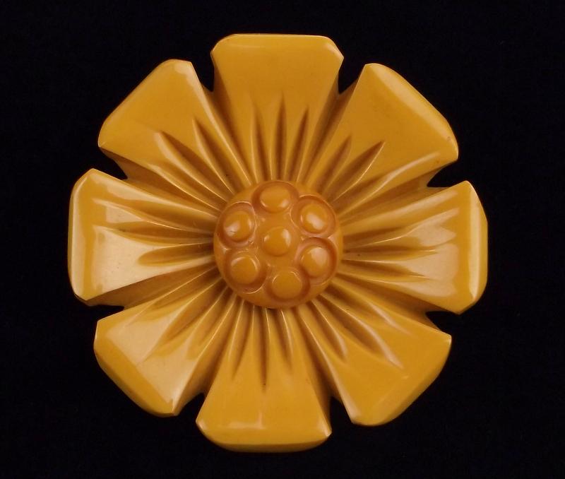 Stunning Vintage 1940s Bakelite Sunflower Brooch (1 of 3)