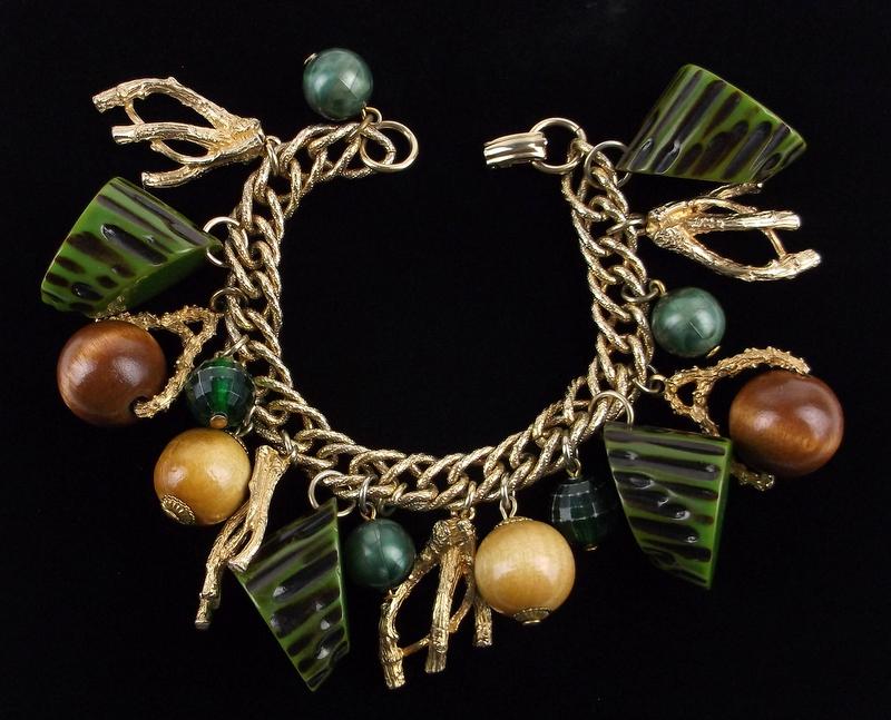 Mint Vintage 1950s Bakelite Charm Bracelet 8" Big (1 of 4)