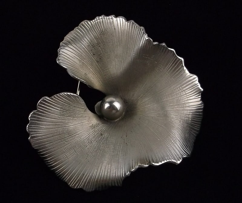 Stunning Vintage 1950s Lilly Brooch: excellent condition