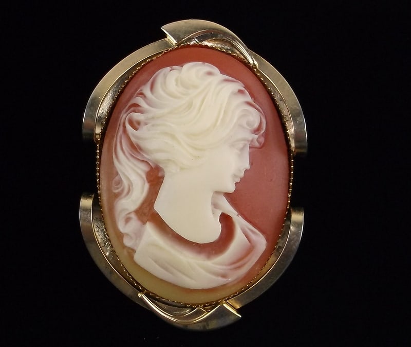 Mint Vintage 1950s Cameo Brooch (1 of 4)