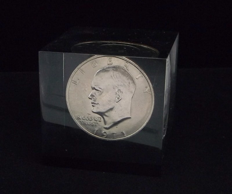 Stunning Vint 1971 US Ike Dollar Paperweight (1 of 4)