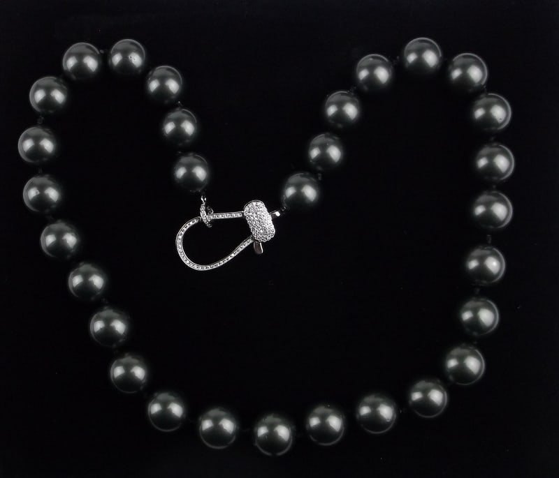 New London Designer Faux Pearl Necklace 20": new condition