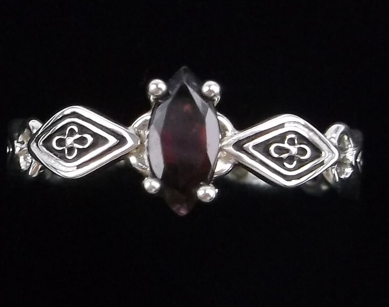 Stunning Vintage Sterling Silver Garnet Ring 9 (1 of 3)