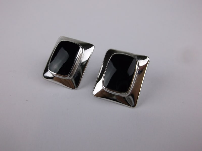 New Sterling Silver Onyx Earrings: Solid Sterling Silver Guaranteed, in Brand New Never Worn Condition.