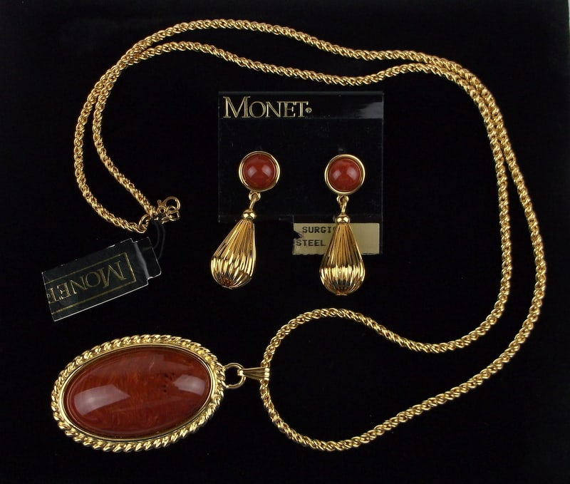 New Vintage Monet Necklace Earrings Set On Card: new condition