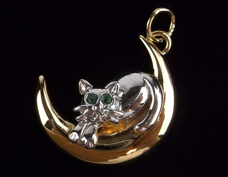 New Vint Gold Over Sterling Cat On Moon Emerald Pendant (1 of 3)
