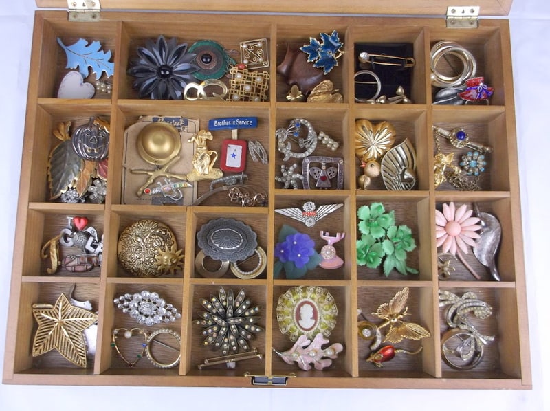 70 Vintage Enameled Rhinestone Brooch Lot Cameo Wartime Etc (1 of 11)