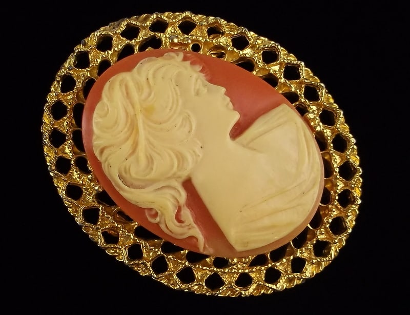 Big Mint Vintage 1960s Cameo Brooch (1 of 3)