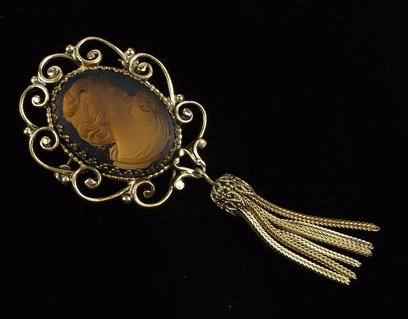 New Vintage 1960s Glowing Lucite Cameo Brooch: new condition