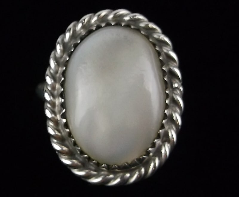 Mint Vintage 1960s Navajo Sterling Silver MOP Ring 5 (1 of 3)