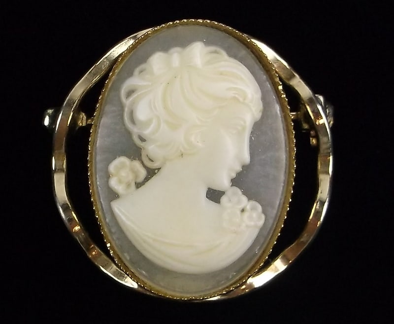 Mint Vintage 1960s Cameo Brooch (1 of 3)