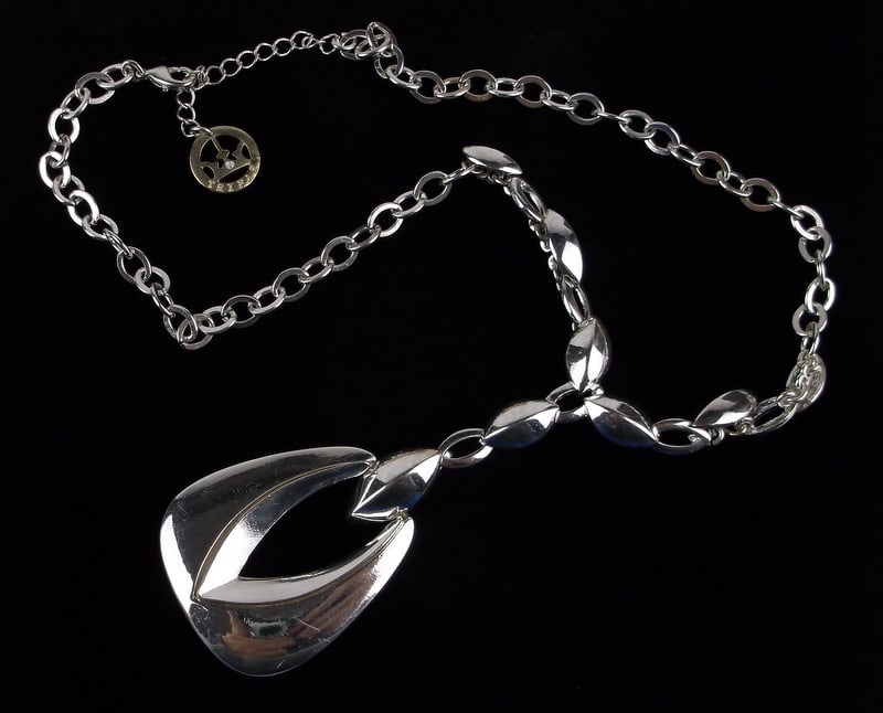 Stunning Vintage Trifari Necklace 18": excellent condition