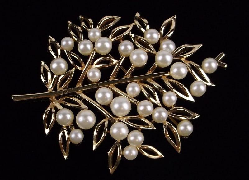New Vintage 1960s Crown Trifari Pearl Brooch: new condition