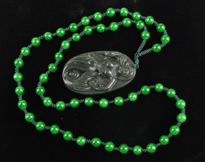 New Vintage Genuine Jade Mermaid Necklace 22": new condition