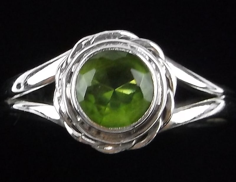 New Sterling Silver Peridot Ring Size 8 (1 of 2)