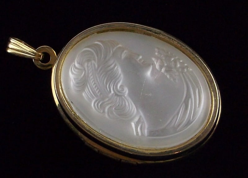 New Vintage 1960s Cameo Locket Pendant: new condition