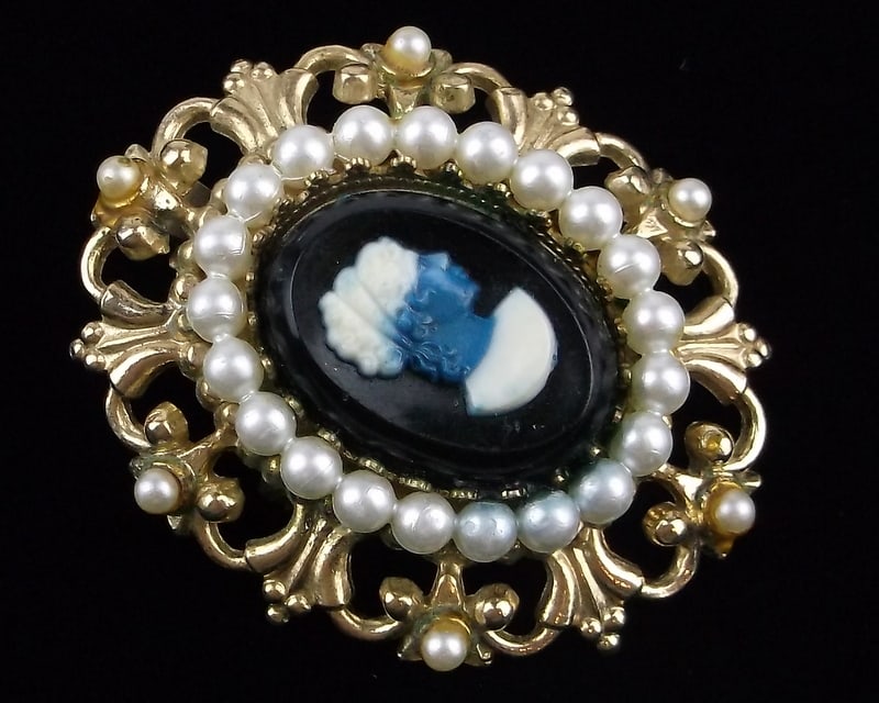 Stunning Vintage 1960s Coro Craft Cameo Brooch: excellent condition