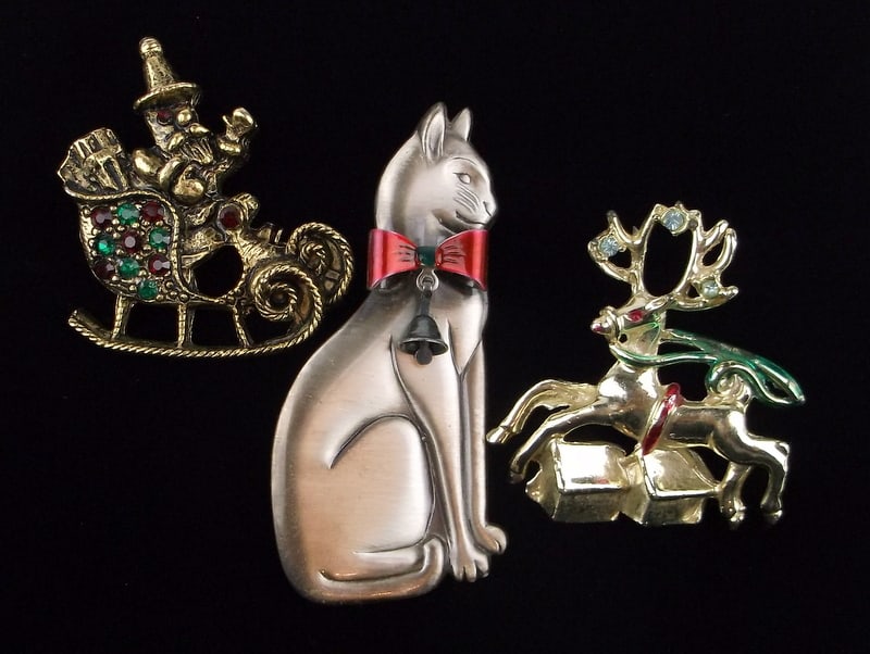 3 Mint Vintage 1950s-70s Christmas Brooch Lot Cat Reindeer (1 of 3)