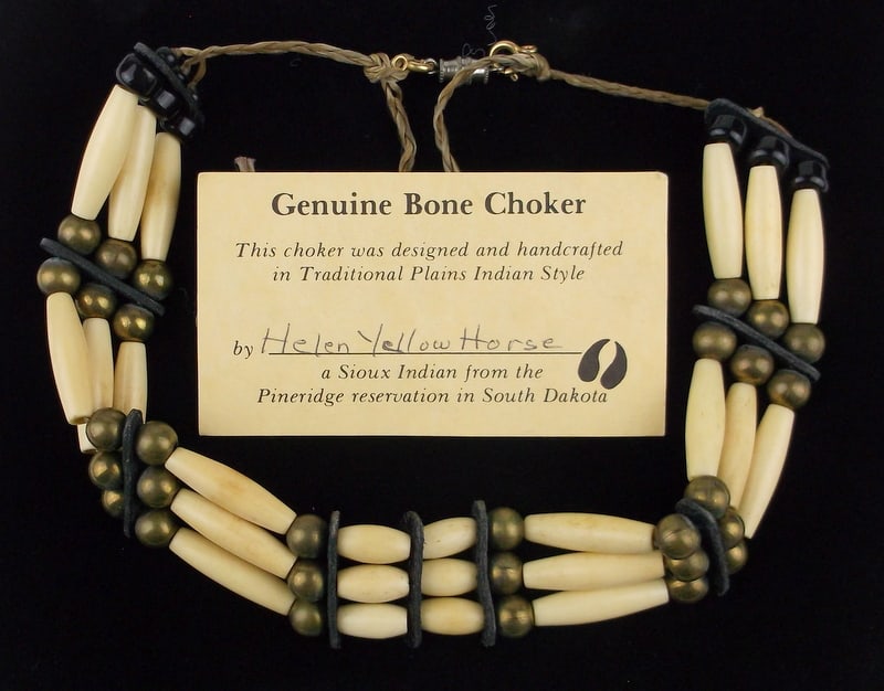 New Vint Sioux Helen Yellowhorse Bone Necklace 15"20": A Handmade Original Sioux Helen Yellowhorse Carved Bone Necklace In New Condition. Adjust from 15-20" but is meant to worn as a choker.