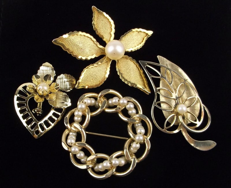 4 Stunning Vint 1960s-70s Faux Pearl Brooch Lot: excellent condition