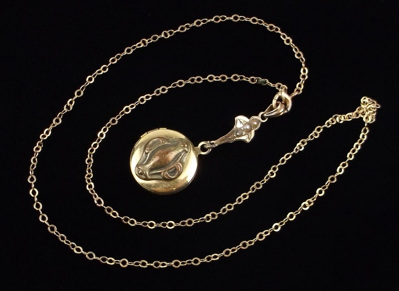 Mint 1890s Victorian 10kt Gold Locket Choker Necklace 13": 10kt gold in mint condition