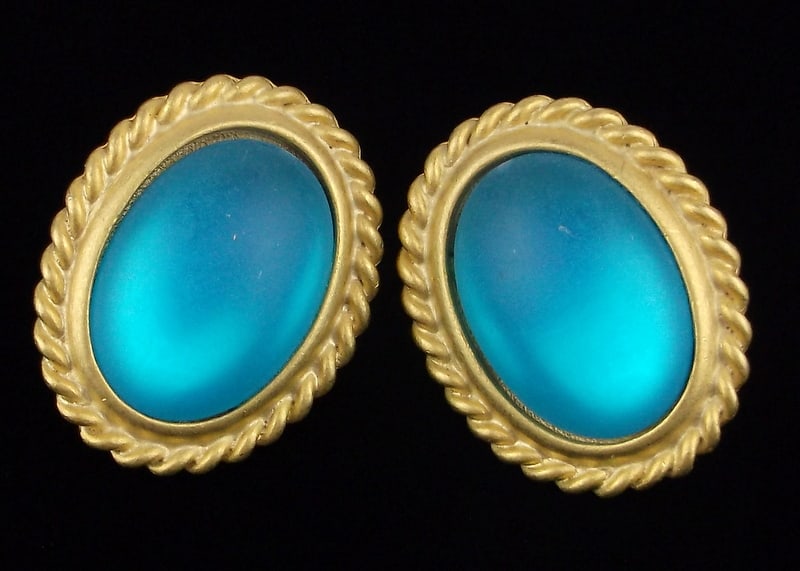Mint Vintage Big Leslie Block Blue Lucite Earrings: Mint Condition, In Like New Condition, Perfect