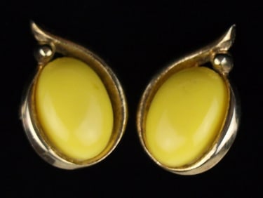Gorgeous Vintage 1960s Crown Trifari Lucite Earrings