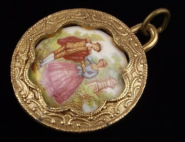 Stunning Vintage 1960s Raffine Cameo Pendant
