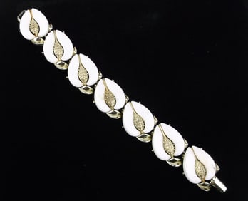 Beautiful Vintage 1950s Lisner Lucite Bracelet 7"