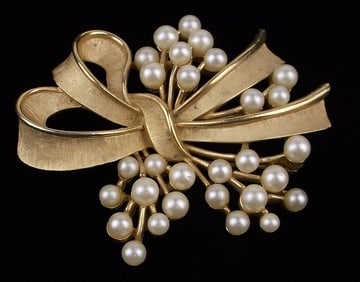 Stunning Vintage 1960s Crown Trifari Faux Pearl Brooch