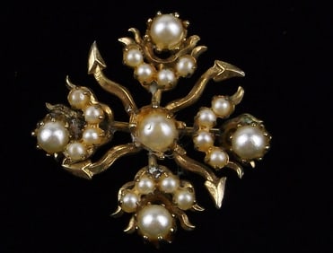 Stunning Vintage 1950s Faux Pearl Arrows Brooch