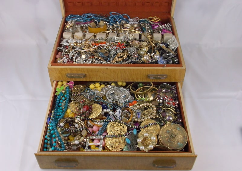 Huge Vintage Box FULL Of Vintage Estate Jewelry (1 of 12)