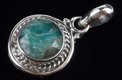 New Bali Sterling Silver 1ct Emerald Pendant