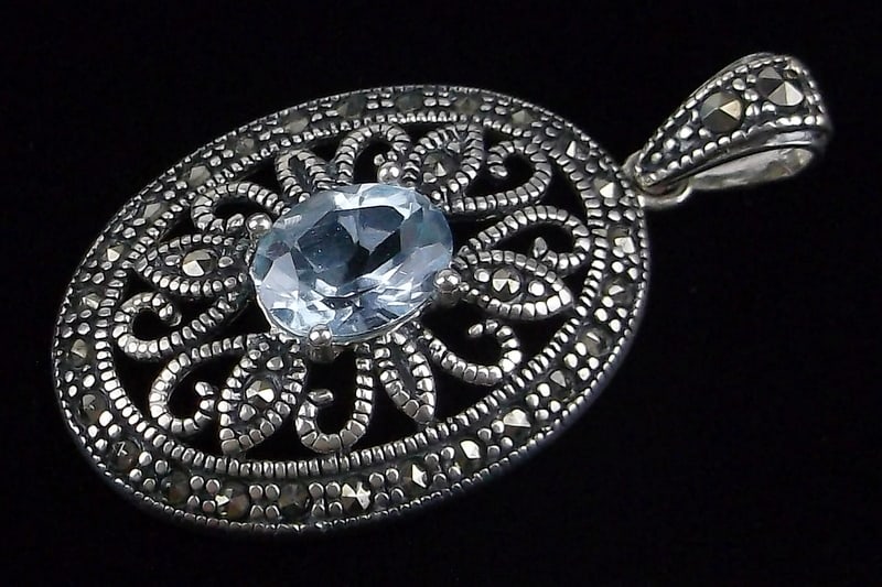 Mint Vintage Sterling Silver .75ct Blue Topaz Pendant (1 of 3)