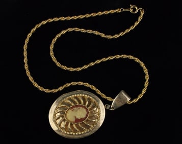 Gorgeous Vint 1960s Cameo Locket Necklace 18"