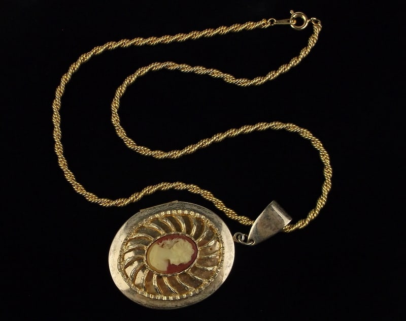Gorgeous Vint 1960s Cameo Locket Necklace 18": beautiful condition