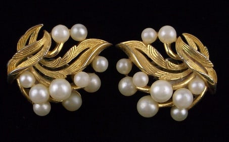 Gorgeous Vint 1960s Crown Trifari Faux Pearl Earrings